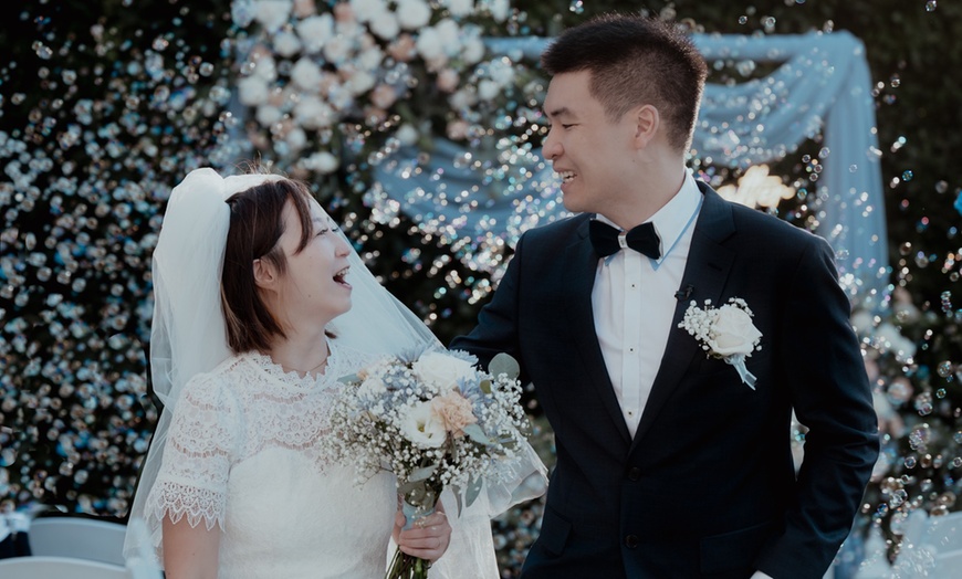 Image 8: Unforgettable Moments Awaits: 60-Minute Outdoor Full Portrait Session