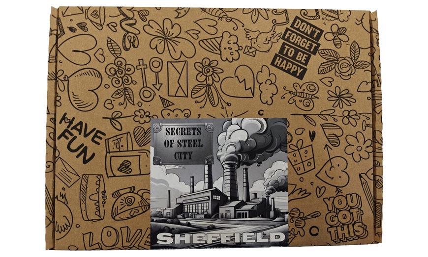 Image 7: Guided City Tour Incl Map, Compass, Magnifying Glass & Stickers 