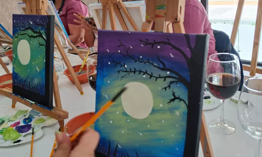 Image 1: Arte y vino, el combo perfecto: taller creativo de pintura con vino