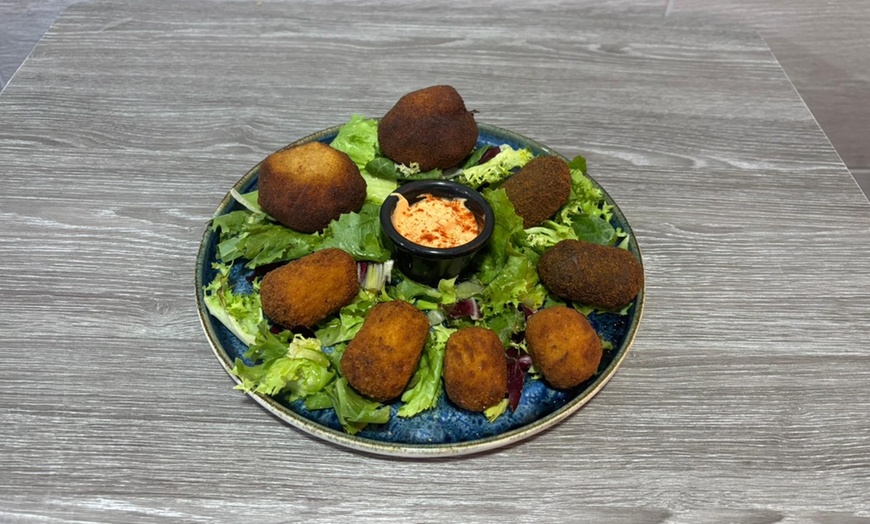 Image 6: Menú mediterráneo para 2 o 4 con postre y opción a botella de vino