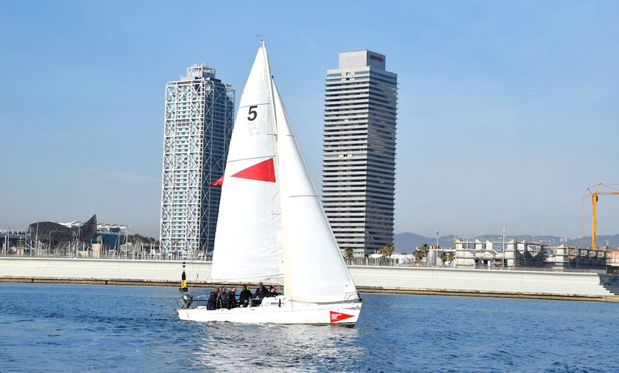 Image 2: 2 horas de paseo en velero por la costa de Barcelona para hasta 11 pax
