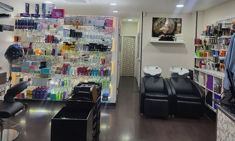 Manicura semipermanente o puesta de uñas de cristal o acrigel