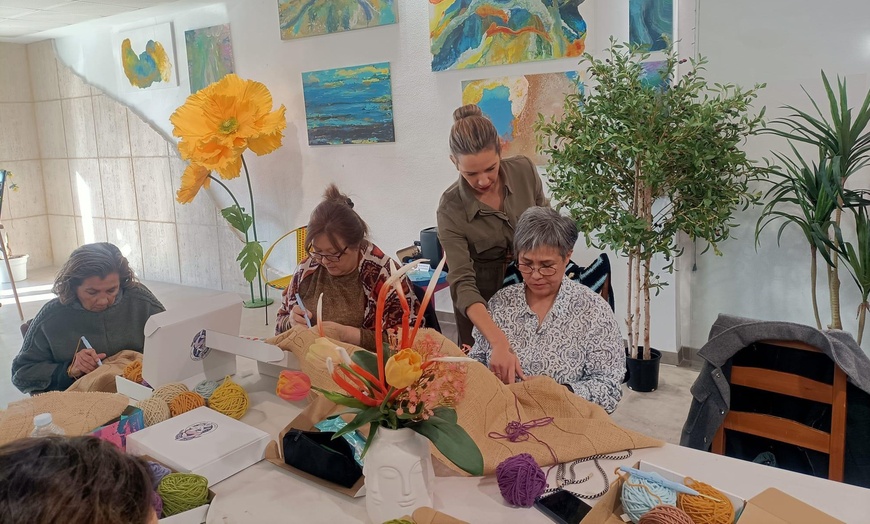 Image 8: Taller para crear tu bolso personalizado con barra libre de vino