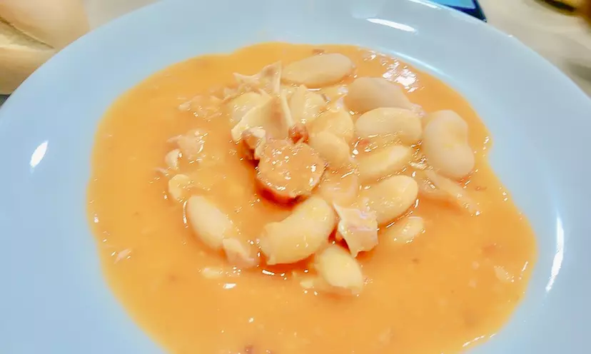 Menú de cochinillo para 2 o 4 personas con entrante, postre y bebida