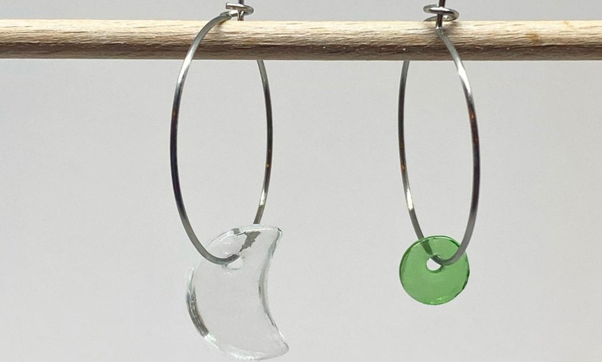 Image 11: Experiencia de joyería, corte de botellas o botánica en cristal y vino