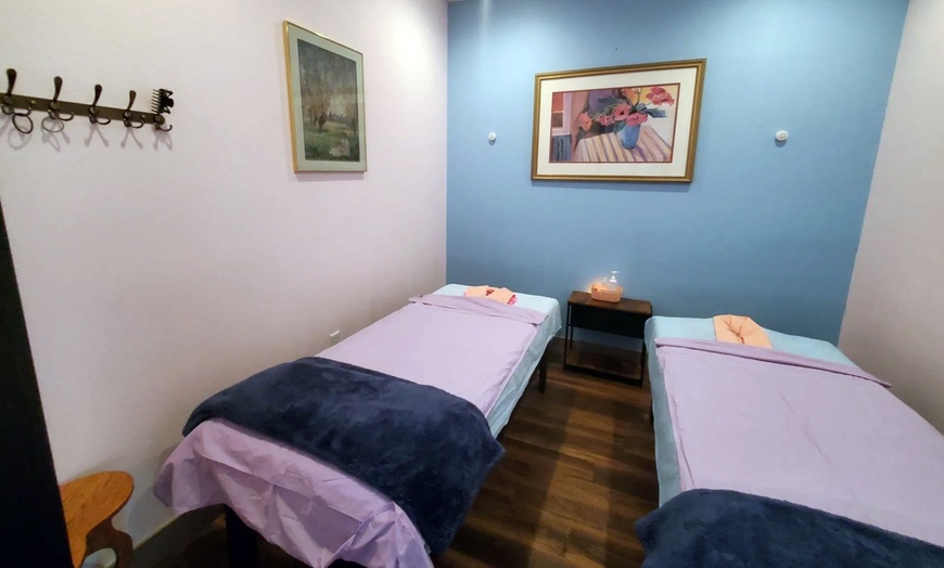 Image 2: 60-Min Couples or Full Body Massage w Hot Stone Therapy & Aromatherapy