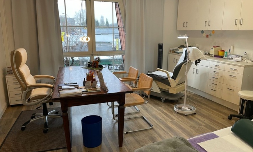 Image 2: Dein glatteres und jüngeres Hautbild: Faltenbehandlung mit 0,5 oder1ml