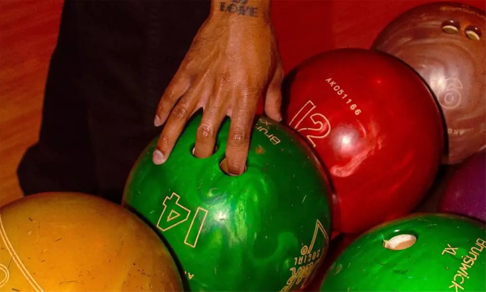 2Hr Bowling + Shoe Rental for Up to 6 & 3 Appetizers or $50 Game Cards