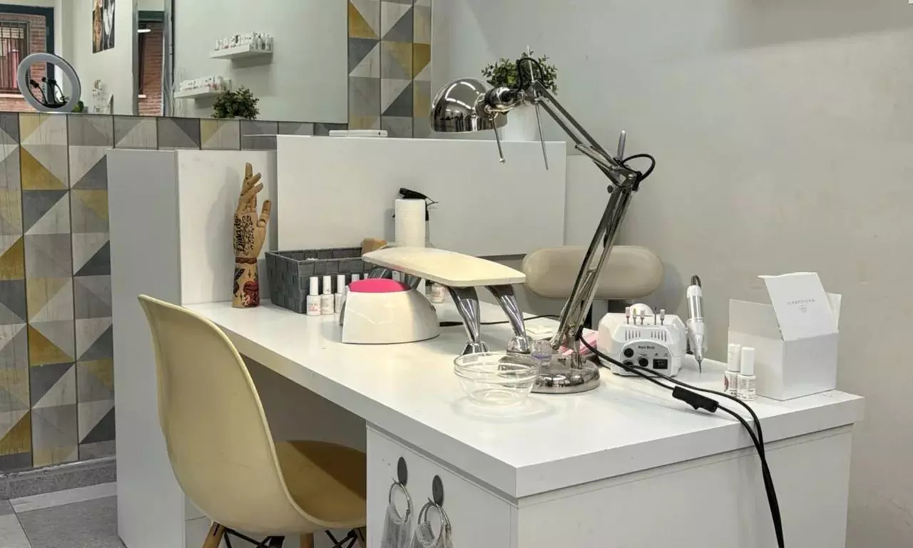 Manicura y/o pedicura con semipermanente y opción a acrílico