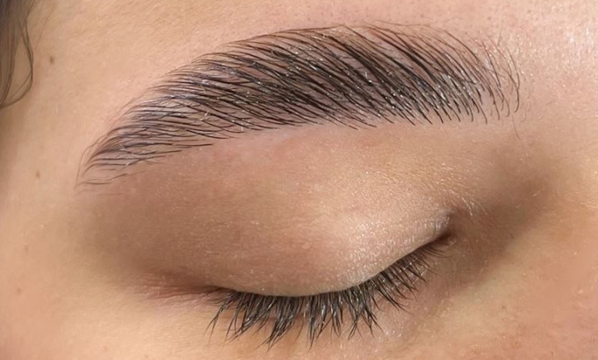 Image 5: Lifting, tinte de pestañas y opción a laminado de cejas o henna para 1