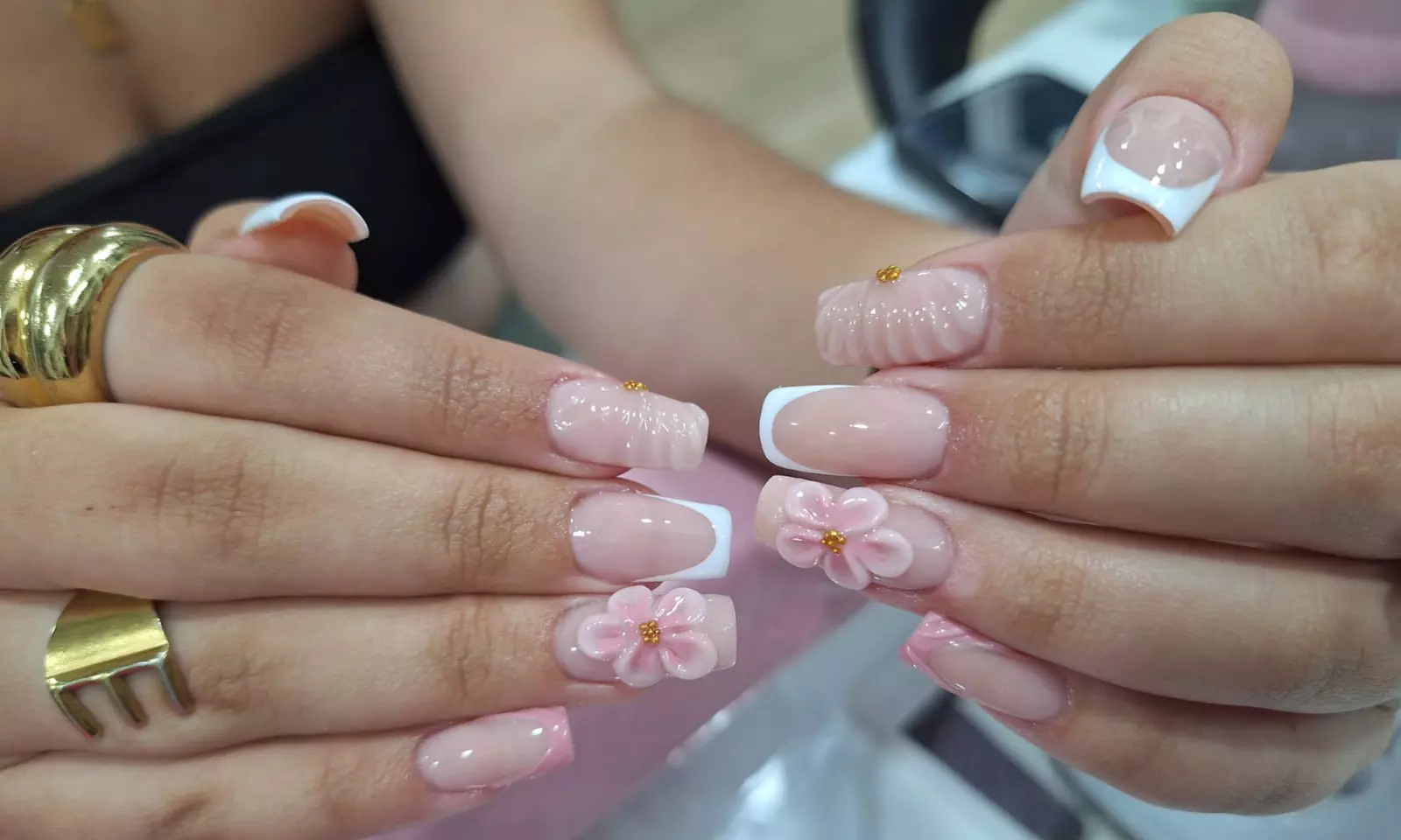 1 o 3 sesiones de manicura y/o pedicura convencional o semipermanente