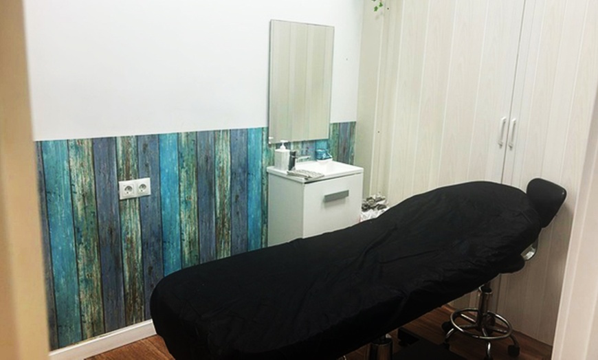 Image 2: 1 o 2 sesiones de Dermapen facial con cóctel de vitaminas 