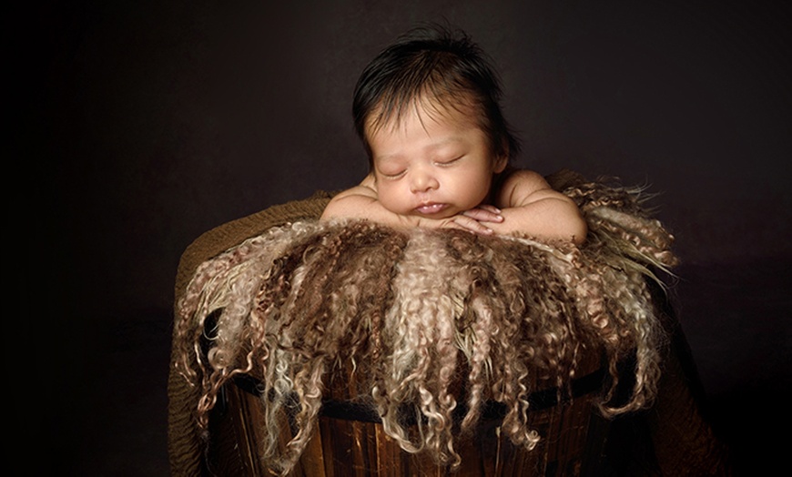 Image 2: Newborn Baby Photoshoot with one print