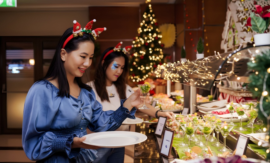 Image 1: 5* Christmas Eve Dinner or Christmas Day Brunch with Beverages