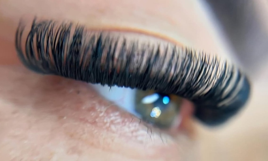 Image 5: Presume de mirada con tratamientos de pestañas y cejas para 1 persona 