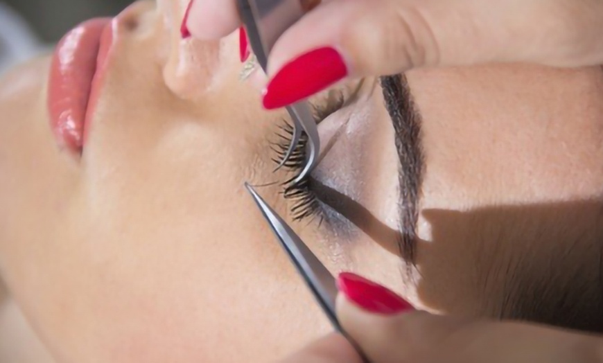 Image 3: Extensiones de pestañas con opción a pestañas híbridas o volumen ruso 