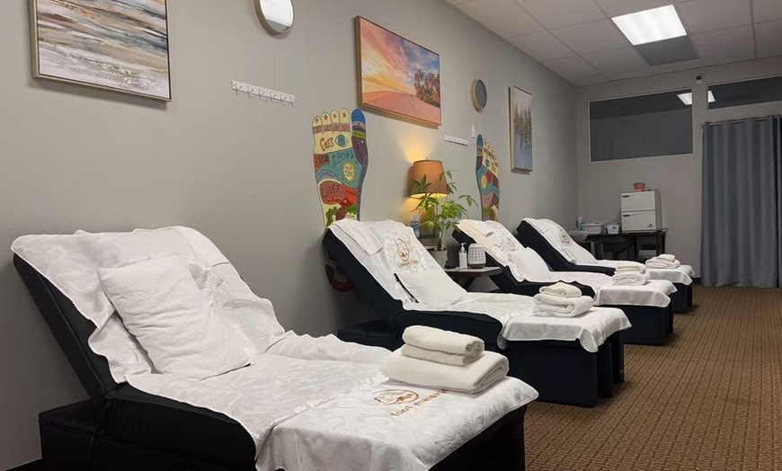 Image 5: Massage & Reflexology Experience with Hot Stones