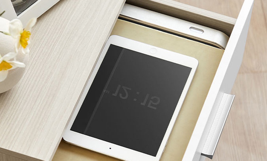 Image 7: Mesilla de noche