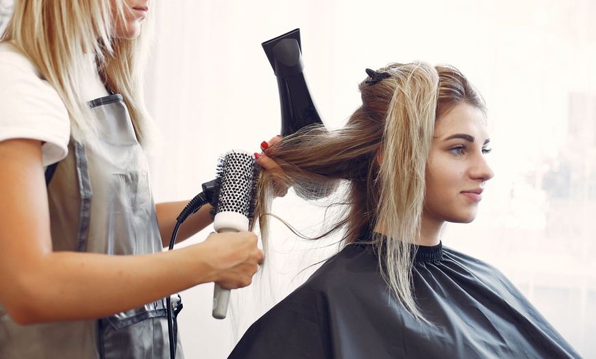 Image 6: Sesión de peluquería con lavado, corte, secado y opción a extras