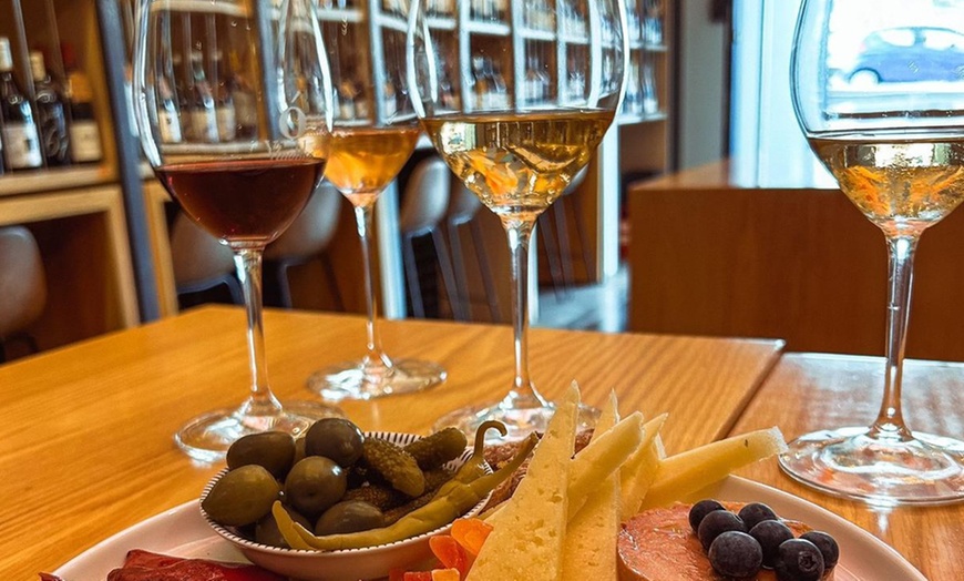 Image 3: Degustación de 3 vinos con tabla de embutidos para 1 o 2 personas