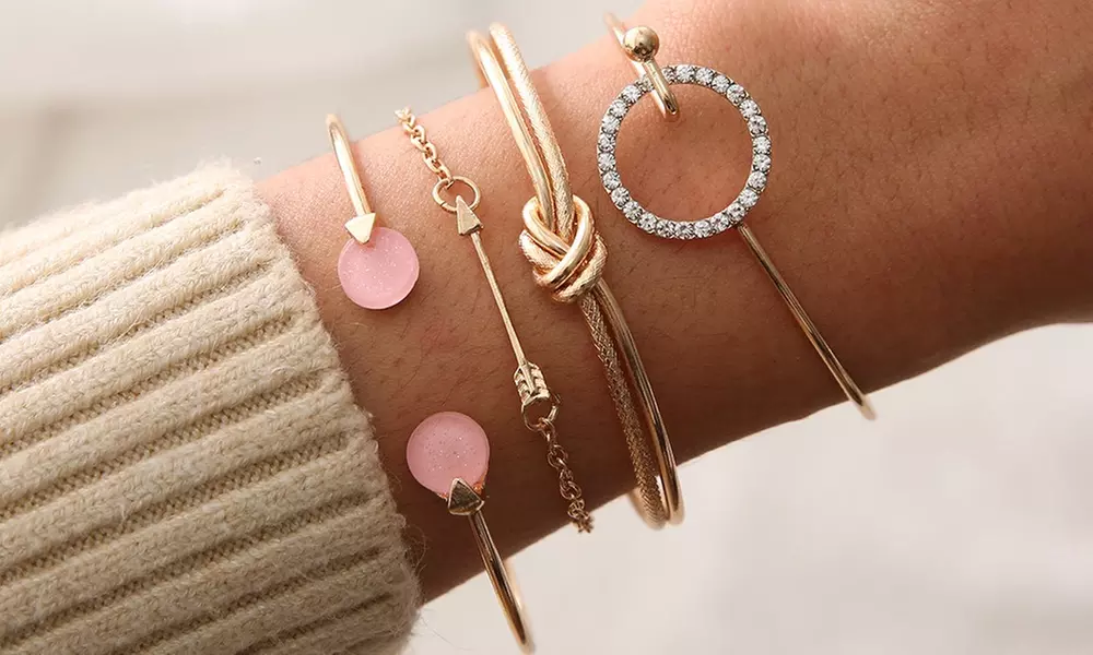 1 o 2 sets de 4 pulseras con distintas formas y cristales brillantes