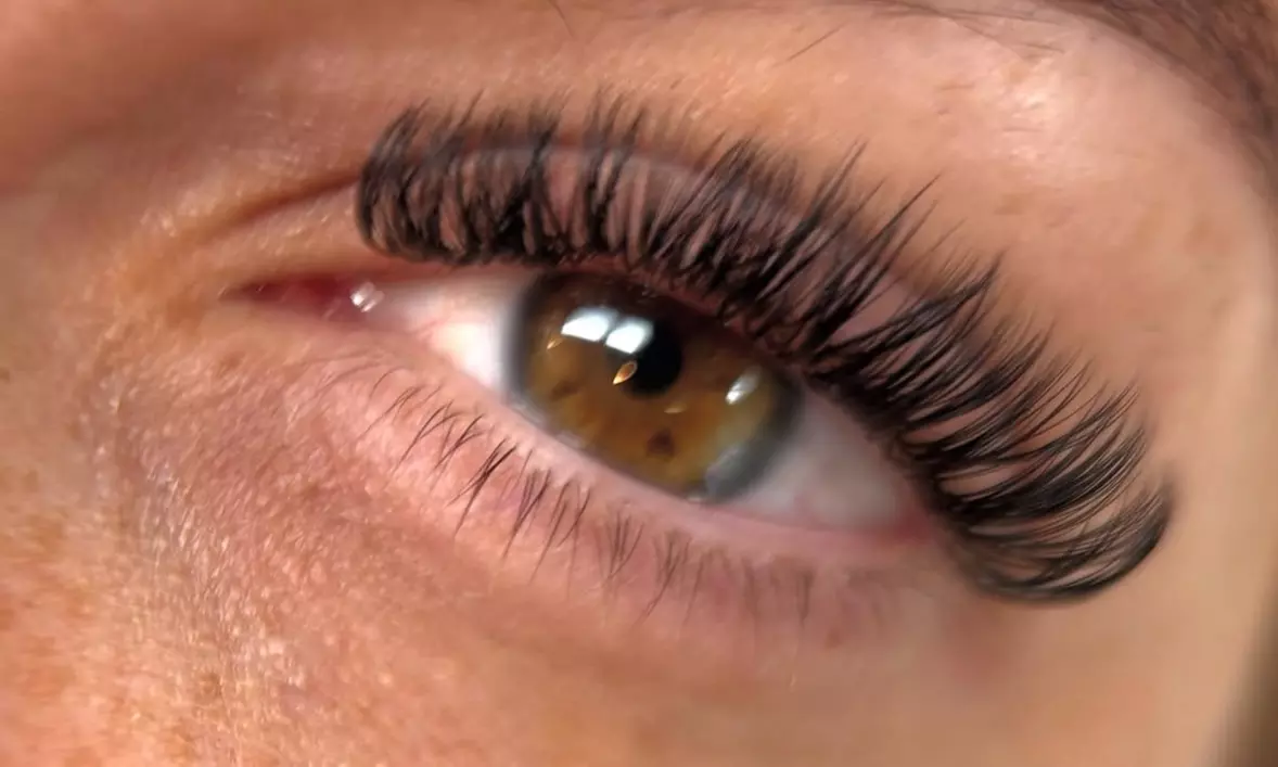 Ein vollständiges Set Volumen-Wimpernverlängerung für 1 Person