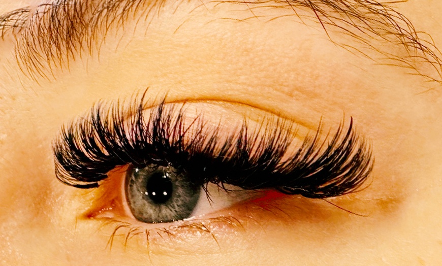 Image 2: Get a Full Set of Classic, Hybrid, or Volume Eyelash Extensions
