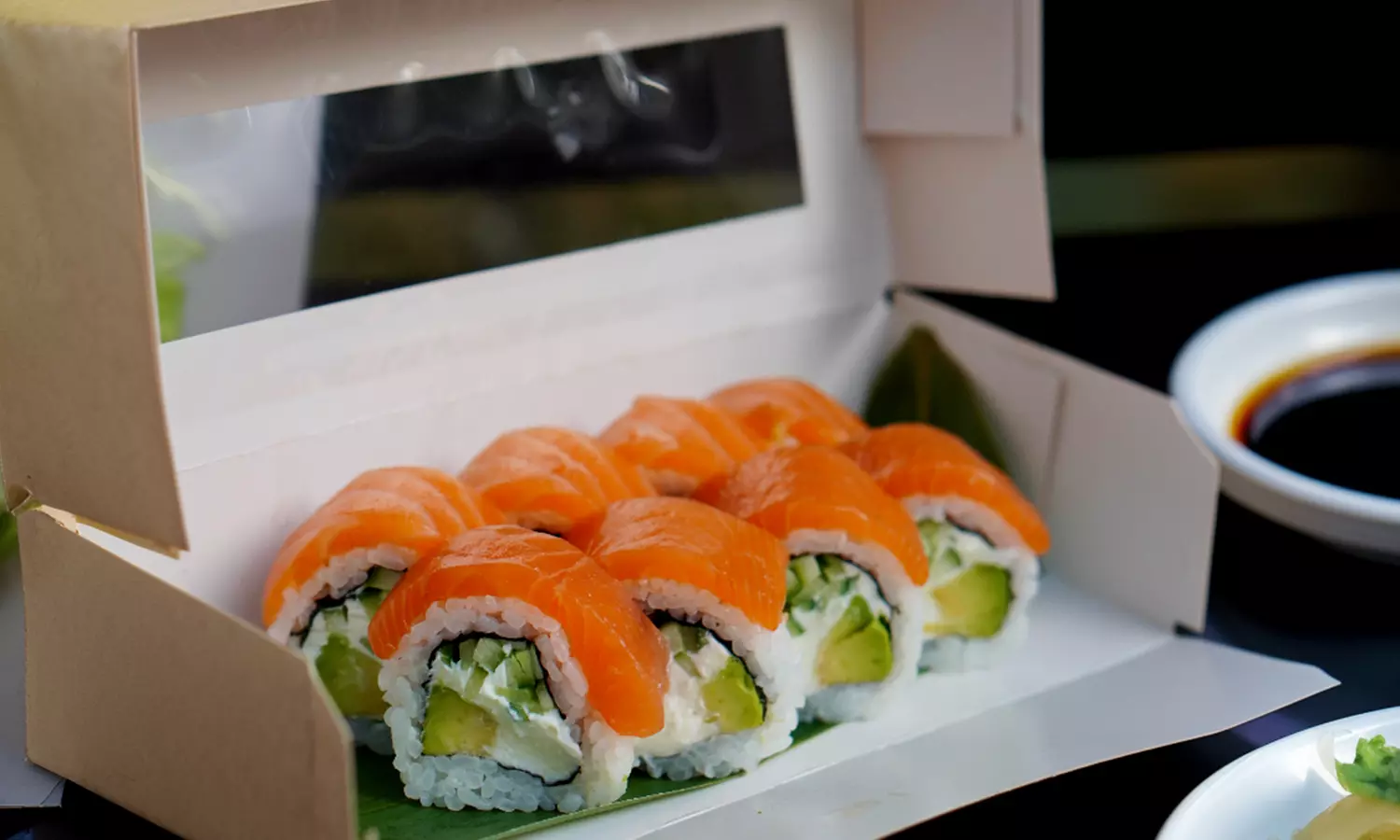 Zestawy sushi na wynos lub z dostawą – od 26 do 52 sztuk