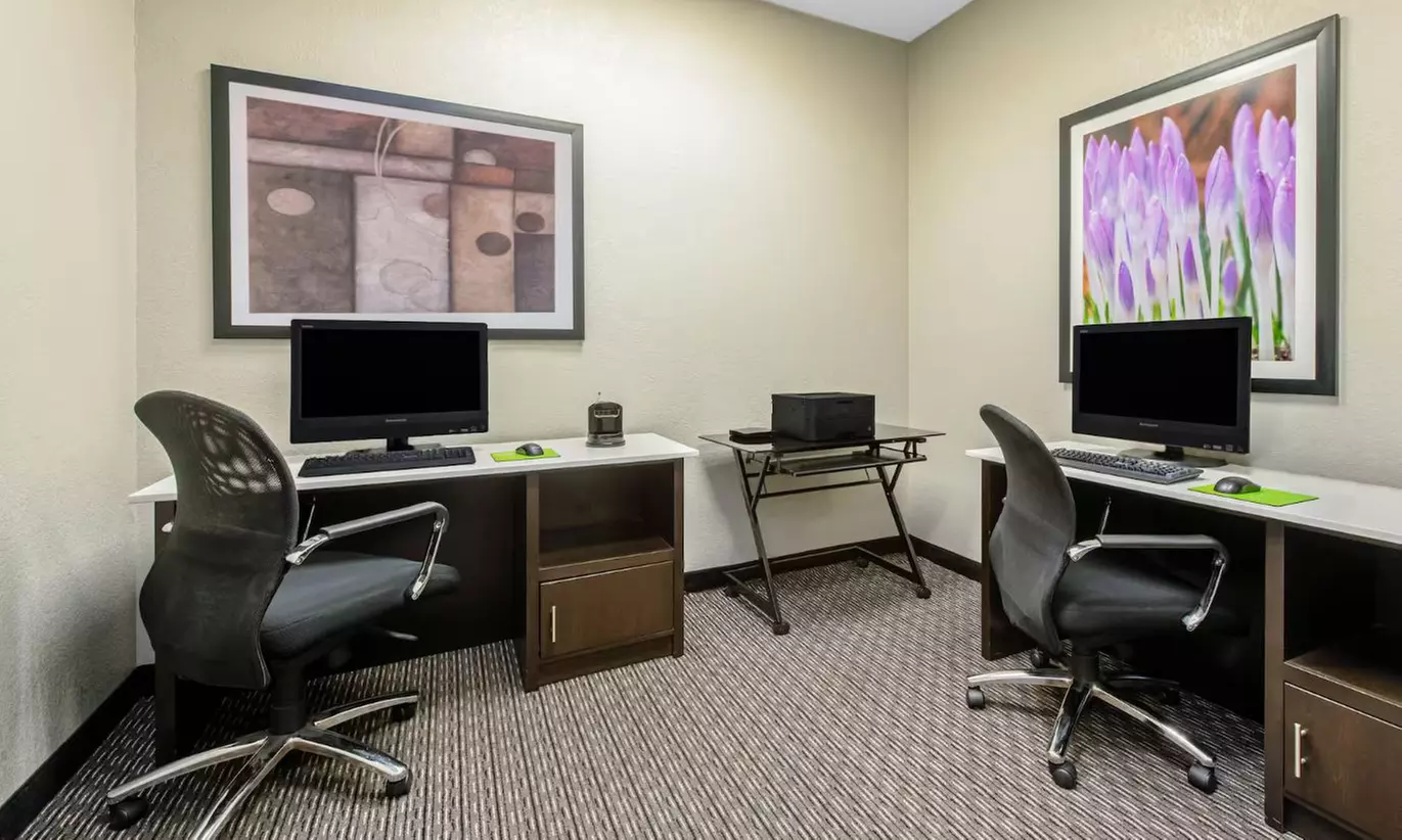 Modern hotel in Kenner, LA: Southern Hospitality and Convenience
