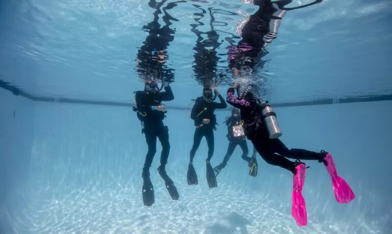 Intro- of opfrisduik met PADI Elite-instructeurs bij Divearound