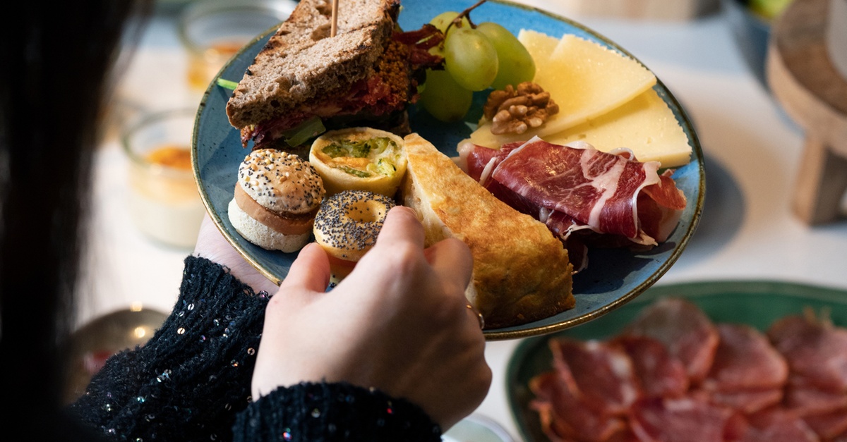 Brunch buffet libre con platos a la carta y bebida en Madrid