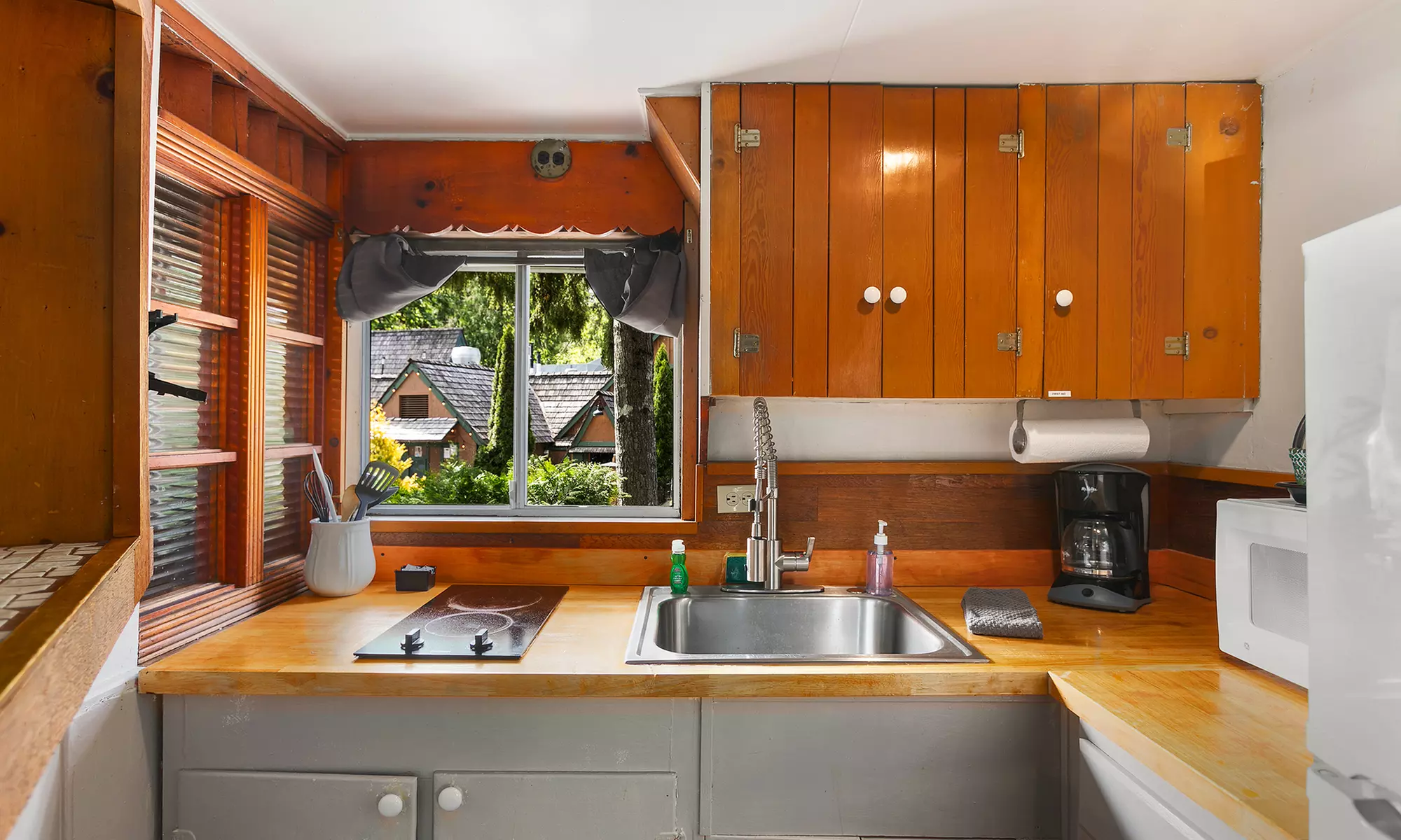 Cozy Waterfront Cottages with Private Hot Tubs on Hood Canal