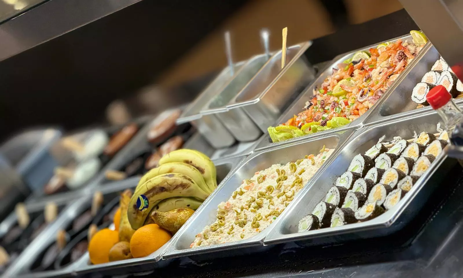 Buffet de platos internacionales con barra libre de bebidas para 2 o 4