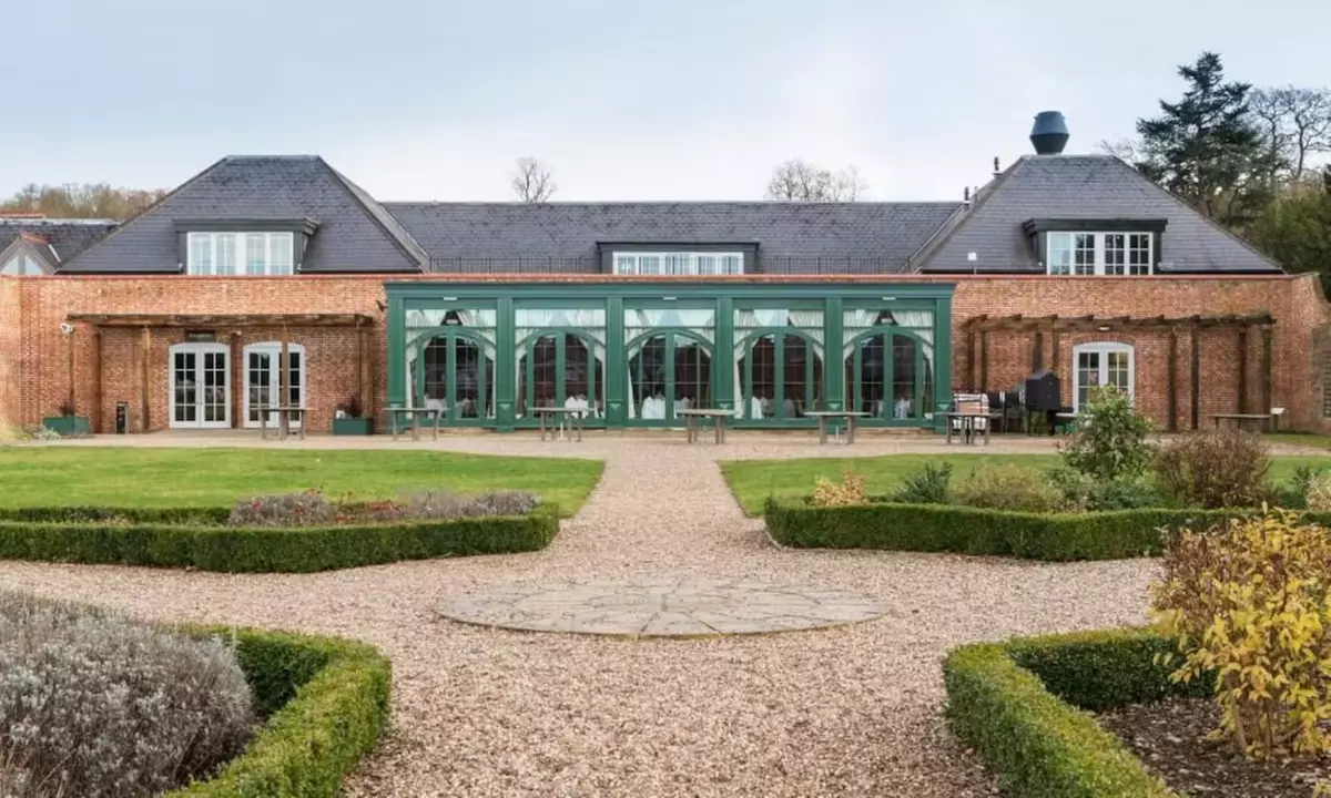 Warwickshire: 4* Double Room with Breakfast and Spa for 2