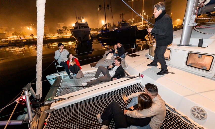 Image 3: Salida nocturna en catamarán con música en vivo para hasta 4 personas