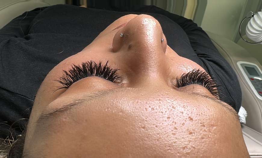 Image 3: Get Full Set of Classic or Volume Eyelash Extensions
