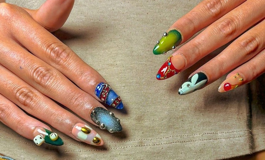 Image 1: Beauté des mains et pose de vernis semi-permanent, option extensions