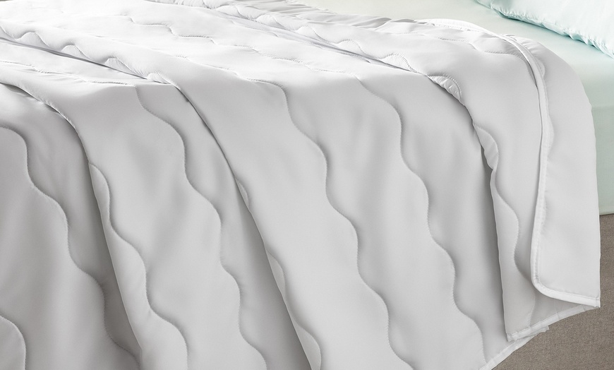 Image 1: Silentnight Summer Breeze 2.5 Tog Duvet - Lightweight & Breathable