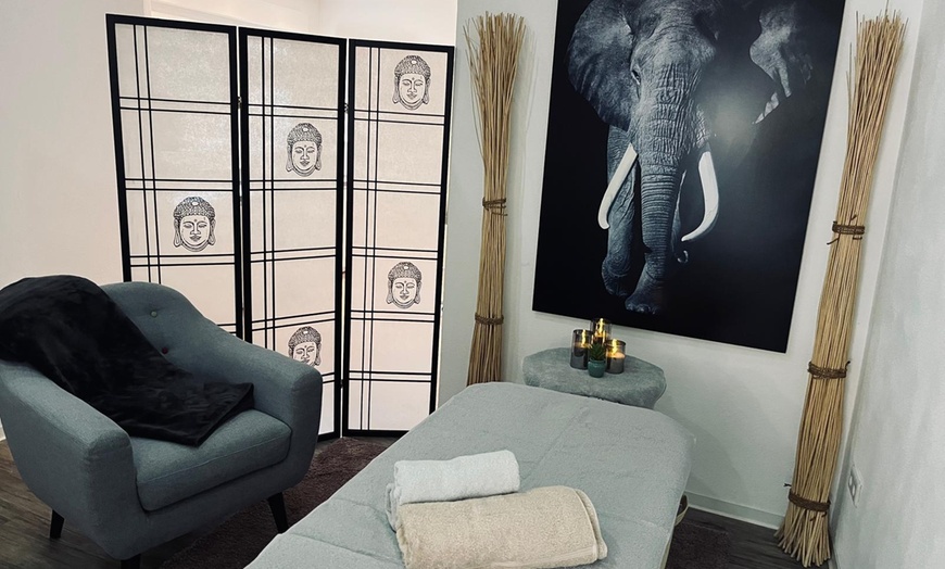 Image 1: Aromaöl-, Fit-Vital-, Lomi-Lomi-Nui- oder Rücken- und Nacken-Massage