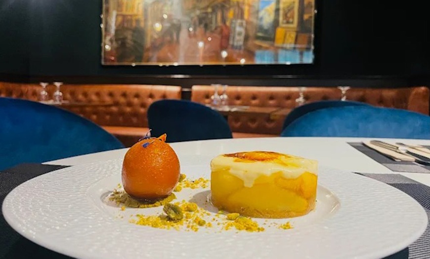 Image 9: Menú con entrantes, principales, postres y bebidas