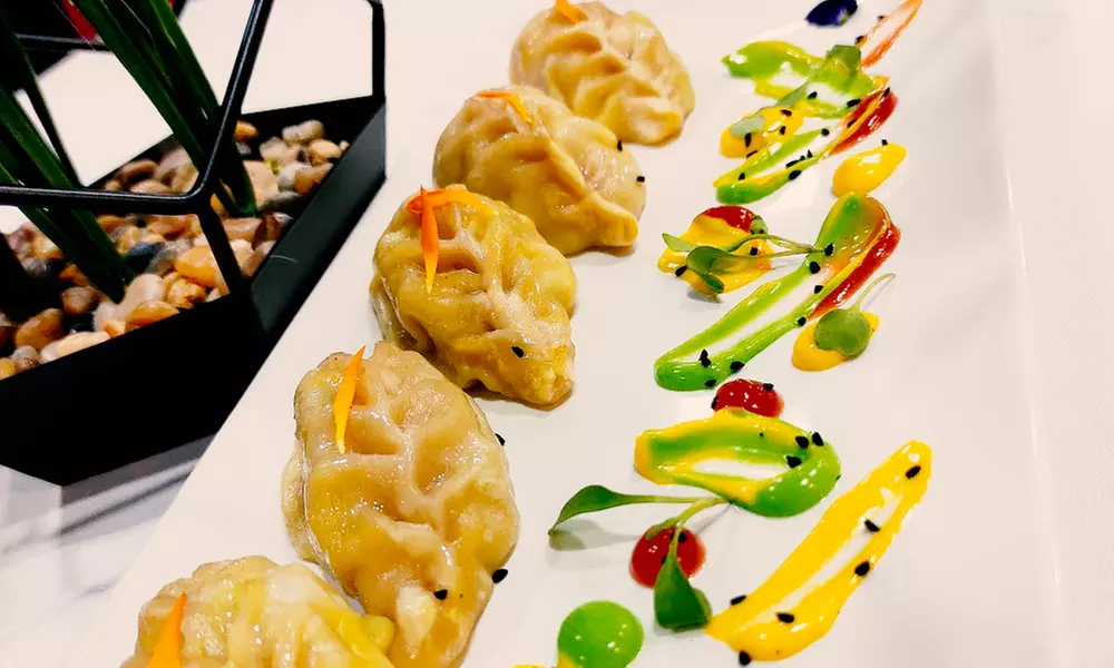 Menú degustación indio con entrantes, principales, arroz, pan naan, postre y bebida para 2 o 4 personas, al 56% - Primary Image