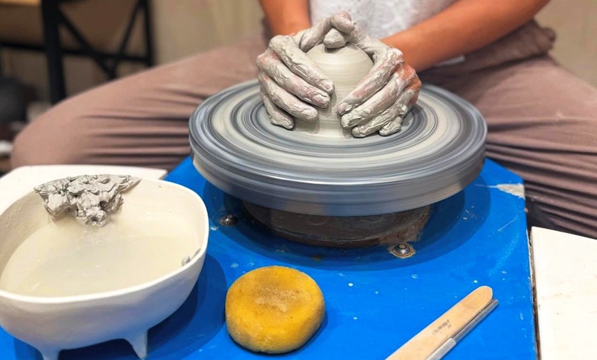Image 2: Crea piezas de cerámica en un taller de 2 horas para hasta 8 personas