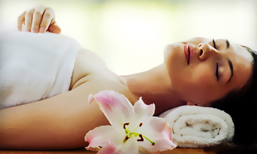 Image 2: Relax with a Choice of 45-Minute Massage / 75-Minute Pure Bliss Escape