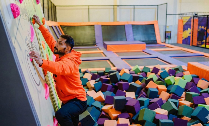 Image 15: 60 minutos de acceso a parque de saltos para 1, 2 o 4 personas