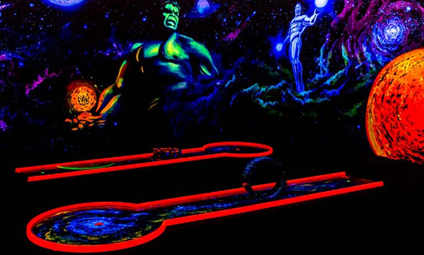 Image 2: 3D-Schwarzlicht-Minigolf inkl. Leihbrille für bis zu 4 Personen