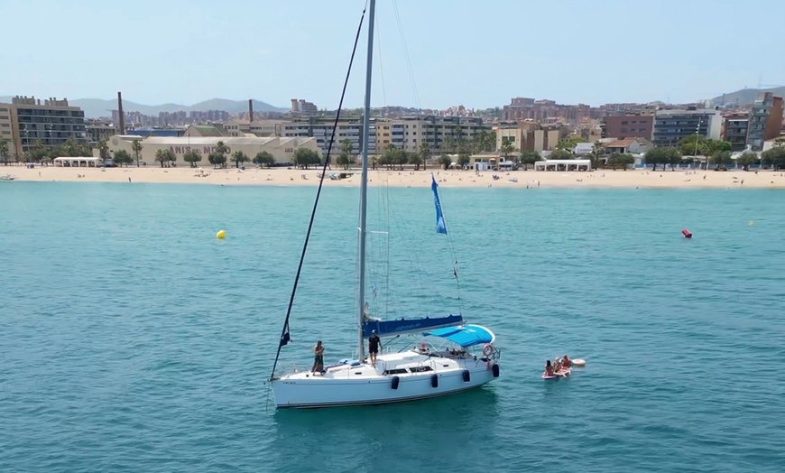 Image 1: Tour en barco de 2h y 4h en Barcelona, varias opciones disponibles 