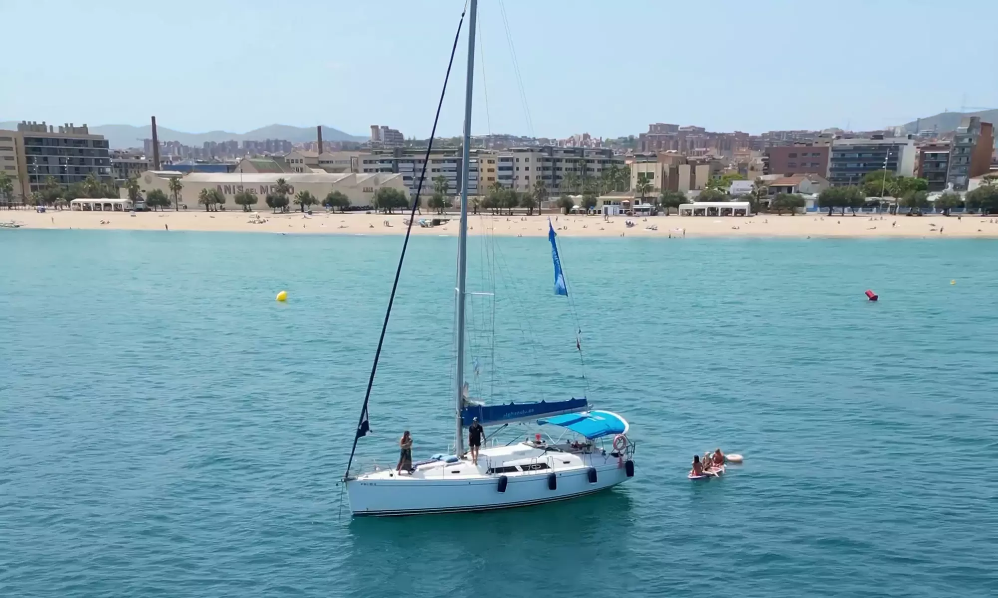 Tour en barco de 2h y 4h en Barcelona con bebidas, aperitivos, música y juguetes acuáticos - Primary Image