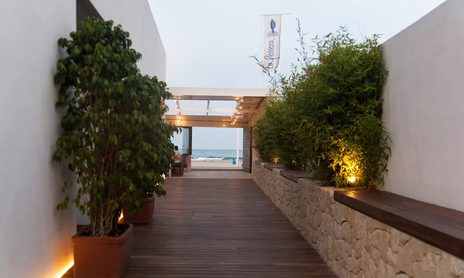 Comilona frente al mar: menú mediterráneo La Ferrera para 2 o 4 pax.