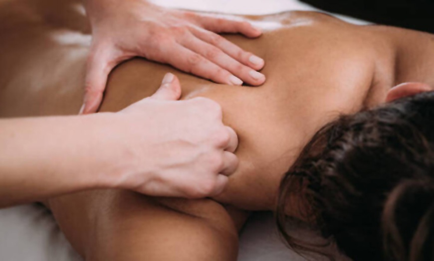 Image 1: 1, 3 o 5 sesiones de masaje a elegir
