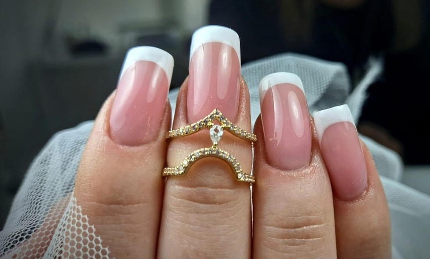 Image 3: Zadbaj o stopy i dłonie: manicure i pedicure hybrydowy